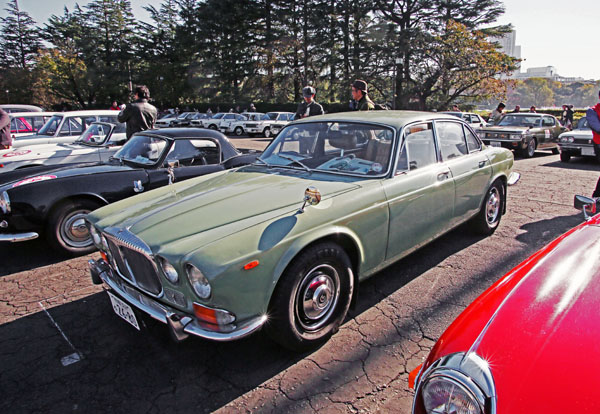 72-1b 15-11-28_335 1972 Daimler Sovereign 4.2 (2).jpg